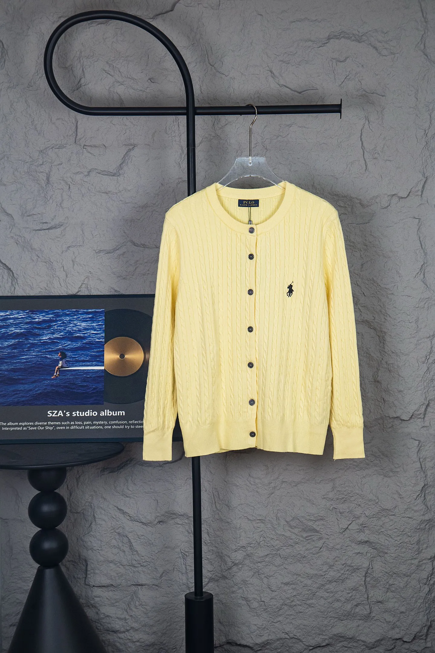 P190 Ralph Lauren Classic Round Neck Solid Color Pony Embroidered Logo Knitted Cardigan Long Sleeve Ralph Lauren Classic Basic Versatile Twist Knitted Cardigan Long Sleeve Main supply platform live broadcast Wholesale entity Replenish when out of stock Not removed from the shelves Quality 1:1 patterning Complete three standards Correct version of pony logo Imported quality cotton yarn Focus on high-end Cost-effective Good quality Needless to say Zhao Lusi's same style is really amazing, so sweet I'm so beautiful. This cardigan is really good-looking. It's simple and easy to wear. It's a must-have for goddess ootd. Good-looking clothes are never picky. A must-have in the wardrobe of goddesses. Size: S-XL. Color: black, apricot, gray, navy, red, white.
